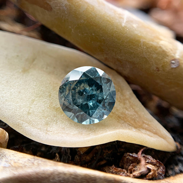 round loose blue green grey shattered glass inclusion Montana sapphire Photo 1