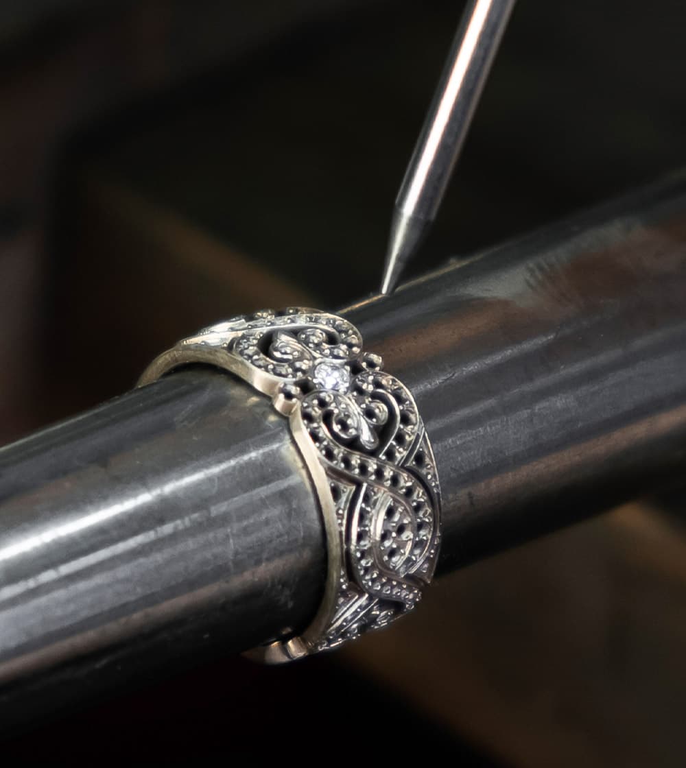 ANTIQUE-STYLE RING MISSING DIAMONDS