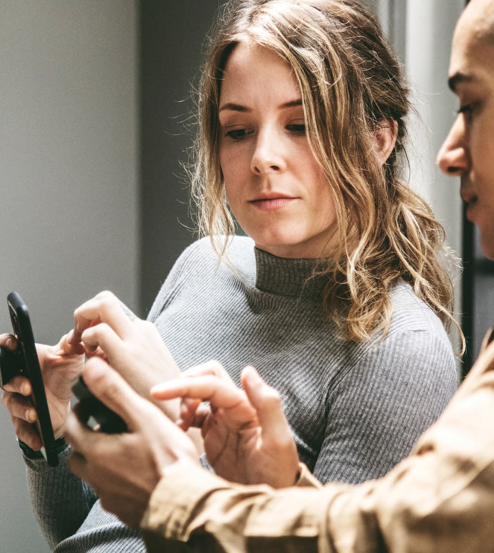 Custom jewelry client and Alara jeweler communicating about the design process.